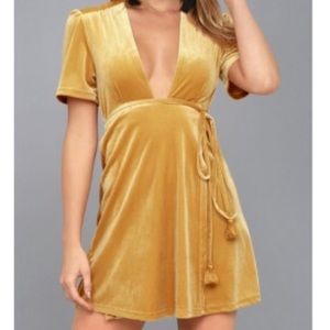 NWT Billabong marigold velvet wrap dress *Medium*